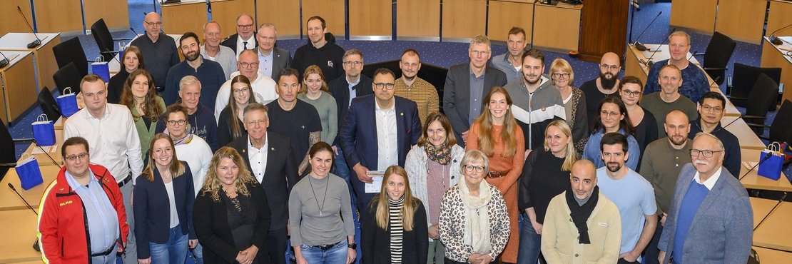 Das Foto zeigt Landrat Petrauschke zusammen mit den 40 Empfängern des Sportabzeichens im Kreissitzungssaal in Grevenbroich