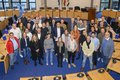 Das Foto zeigt Landrat Petrauschke zusammen mit den 40 Empfängern des Sportabzeichens im Kreissitzungssaal in Grevenbroich