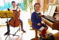 Julian Küpper spielt Cello, Lili sitzt am Klavier
