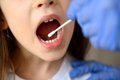 Ein Kind mit Teststab im Mund