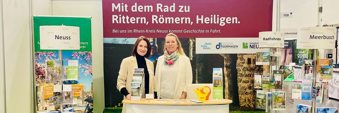 Zwei Frauen an einem Messestand.