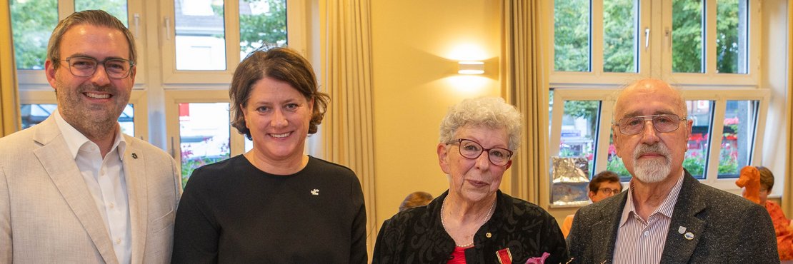 Erik Lierenfeld (Bürgermeister von Dormagen), Katharina Reinhold (Erste Stellvertretende Landrätin des Rhein-Kreises Neuss), Irene Schubert und Hans Schubert.