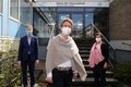 Dr. Jutta Heister, Karsten Mankowsky und Barbara Albrecht stehen mit Mund-Nasenmaske und Abstand vor dem Eingang des Kreisgesundheitsamtes