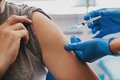 Symbolbild: Impfspritze wird in Oberarm verabreicht