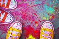 Symbolbild: Bunte Schuhe voller Farbe