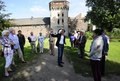 Besuchergruppe vor Burg Friedestrom