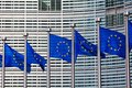 Symbolfoto: Europäische Flaggen vor Gebäude