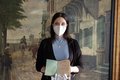 Archiv-Mitarbeiterin Selina El Moutawakil mit einer Publikation von Lovica von Pröpper