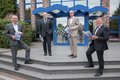 Landrat Hans-Jürgen Petrauschke steht gemeinsam mit Stefan Stelten, Ingolf Graul und Bürgermeister Harald Zillikens auf den Stufen vor dem EIngang der Kreiswerke
