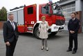 Landrat Hans-Jürgen Petrauschke, Bürgermeisterin Angelika Mielke-Westerlage und Tim Söhnchen stehen mit großen Abständen voneinander vor dem neuen Feuerwehrfahrzeug.