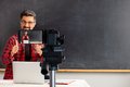 Kamera filmt Lehrer vor Tafel