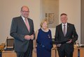 Landrat Petrauschke und Vize-Bürgermeister Edmund Feuster überreichen Regina Weusthoff die Bundesverdienstmedaille und eine Urkunde