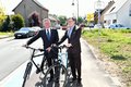  Landrat Hans-Jürgen Petrauschke (links) und Dezernent Karsten Mankowsky stehen mit Fahrrädern auf dem neuen Radweg