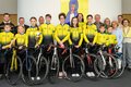 Rasportjugendmannschaft in gelben Trikots mit Fahrrädern auf Gruppenfoto u.a. mit Landrat Hans-Jürgen Petrauschke.