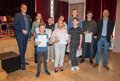 Gruppenfoto von Kindern it Urkunden in der Hand und zwei erwachsenen Männenrn links und rechts von der Gruppe.