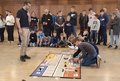 Schulteams beim Lösen einer Aufgabe beim zdi-Roboterwettbewerb