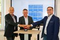 Markus Brungs, Landrat Hans-Jürgen Petrauschke und Harald Vieten drücken gemeinsam den Start-Knopf
