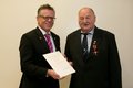Landrat Hans-Jürgen Petrauschke überreichte das Bundesverdienstkreuz am Bande an Klaus Beer.