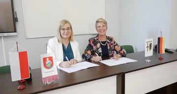 Zwei Frauen unterzeichnen Vertrag