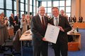 Landrat Hans-Jürgen Petrauschke (r.) verabschiedet im Kreistag den langjährigen CDU-Kreistagsabgeordneten Dr. Christian Will.