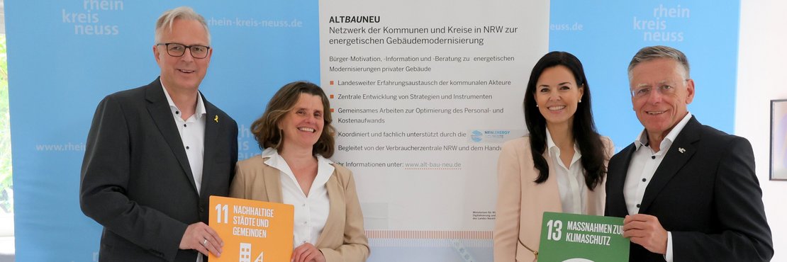 Kreisdirektor Dirk Brügge, die Klimaschutzmanagerinnen Regina Krings und Ina Grothe sowie Landrat Hans-Jürgen Petrauschke.