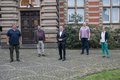 Klaus Teuscher, Leo Dreuw, Landrat Hans-Jürgen Petrauschke, Marcus Mertens und Hildegard Rosen stehen mit Abstand vor dem Ständehaus in Grevenbroich