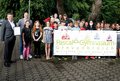 Siehe Bildbeschreibung. Die Schüler'innen halten ein Banner mit der Aufschrift: Pascal Gymnasium Grevenbroich. Wir radeln für ein gutes Klima  