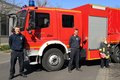 Torben Wagner,  Noel Rubens-Fernandez und Clara Cruz-Künzl vor einem Feuerwehrfahrzeug