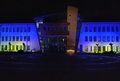 Das Kreishaus in Grevenbroich abends in den Nationalfarben Blau und Gelb