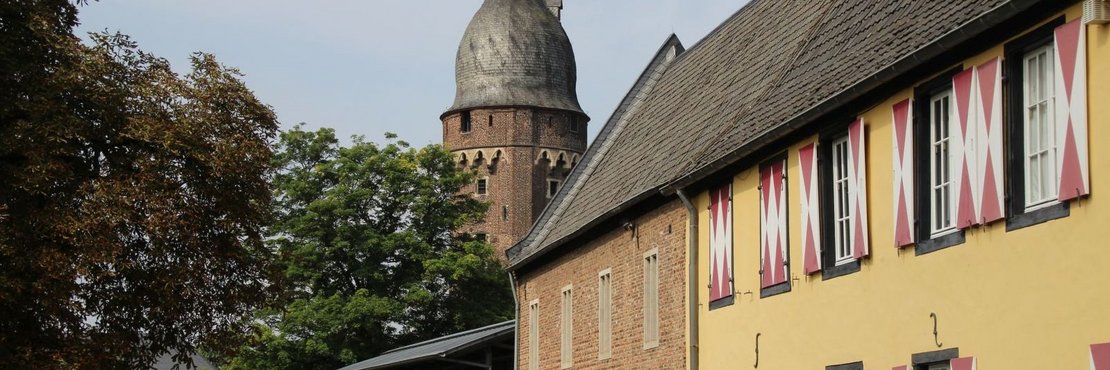 Außenansicht Kreismuseum Zons mit Park und Juddeturm