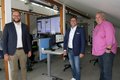 Die IDS-Ausschussvorsitzenden Simon Kell (l.) und Joachim Quass (r.) informierten sich bei IT-Dezernent Harald Vieten über die Arbeit des Digitallabors im Kreishaus.
