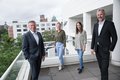 andrat Hans-Jürgen Petrauschke, Lina Schnieders, Ronja Baetz und Kreisdirektor Dirk Brügg auf dem Dach des Kreishauses in Neuss