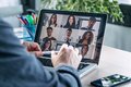 Digitales Meeting an einem Laptop
